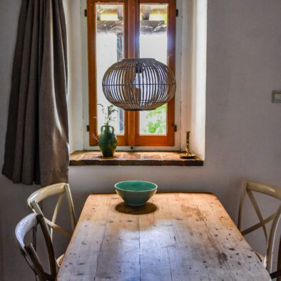 uitkijkje vanuit het raam in de woonkamer van appartement Simpatica