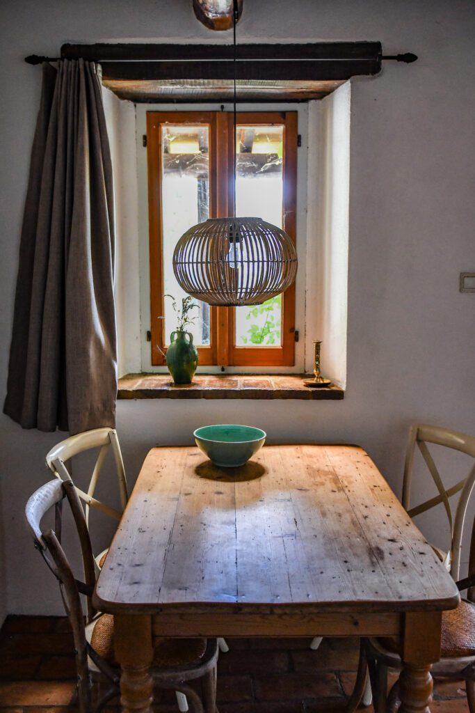 uitkijkje vanuit het raam in de woonkamer van appartement Simpatica