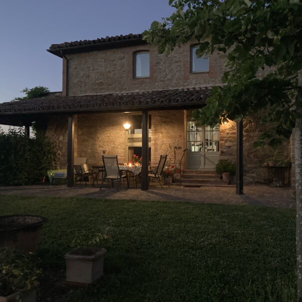 Biblioteca holiday flat at dusk